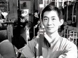 桃花溪畔春意浓，流水潺潺映人心，桃花如梦醉乡愁