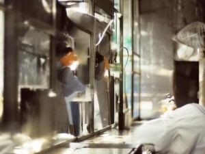 公交车上一个接一个免费视频_公交车上接连播放免费视频，乘客们共享欢乐时光与精彩瞬间