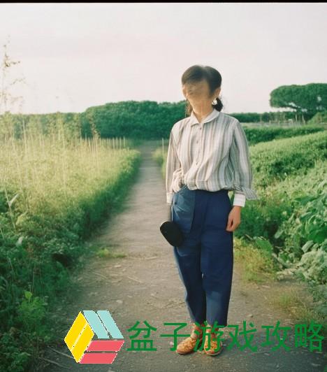 趴窗户向外看的图片,窗外世界的奇妙探寻趴窗而望心灵的宁静与思绪的飞扬